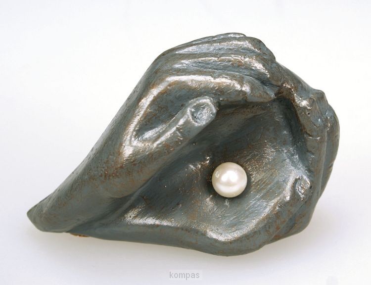 Beeld 713e parel in 2 handen 10cm blauw